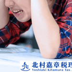 税務調査で人生終わったと思い頭を抱える男性